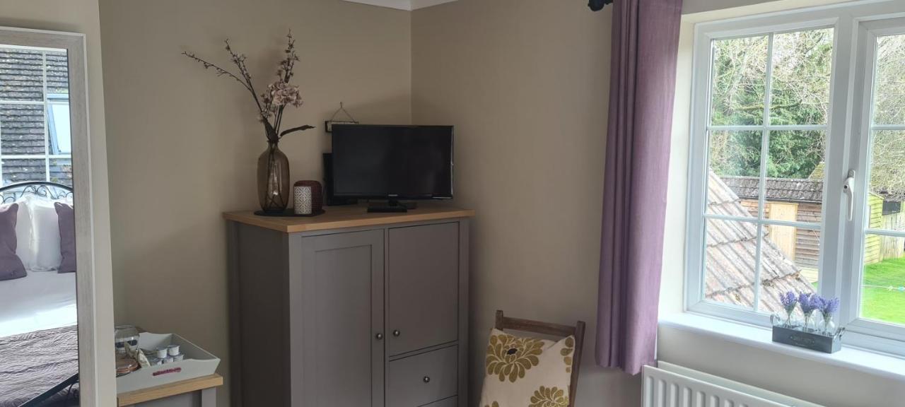 Ha'penny Acre Bed & Breakfast Sherfield English Bagian luar foto