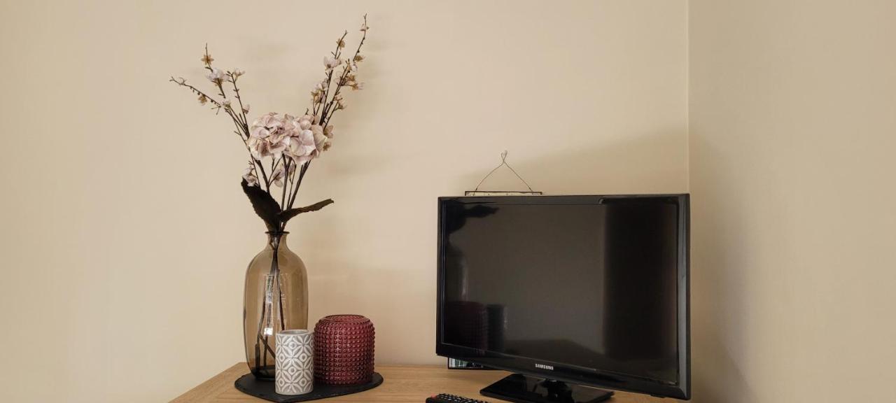Ha'penny Acre Bed & Breakfast Sherfield English Bagian luar foto