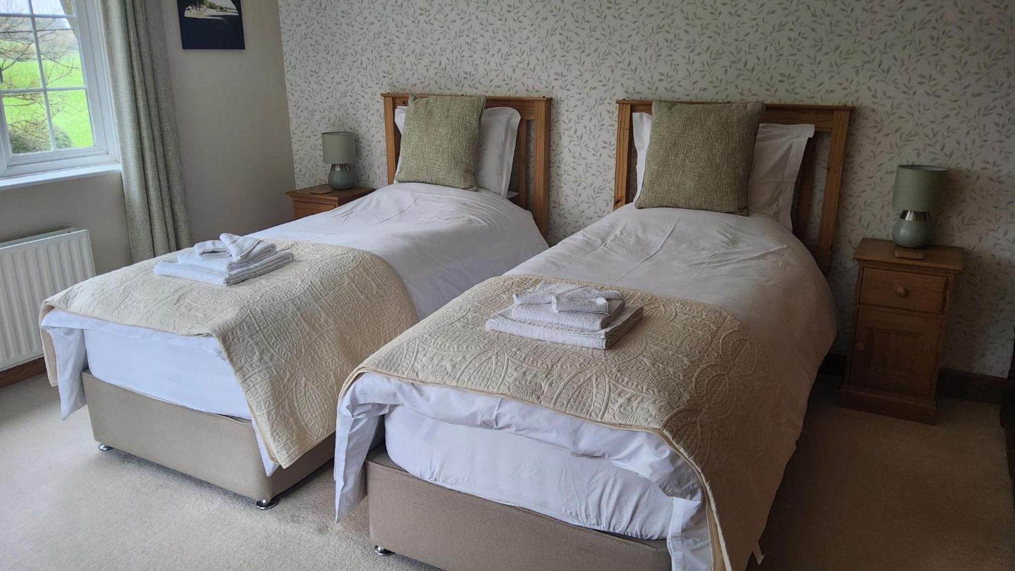 Ha'penny Acre Bed & Breakfast Sherfield English Bagian luar foto