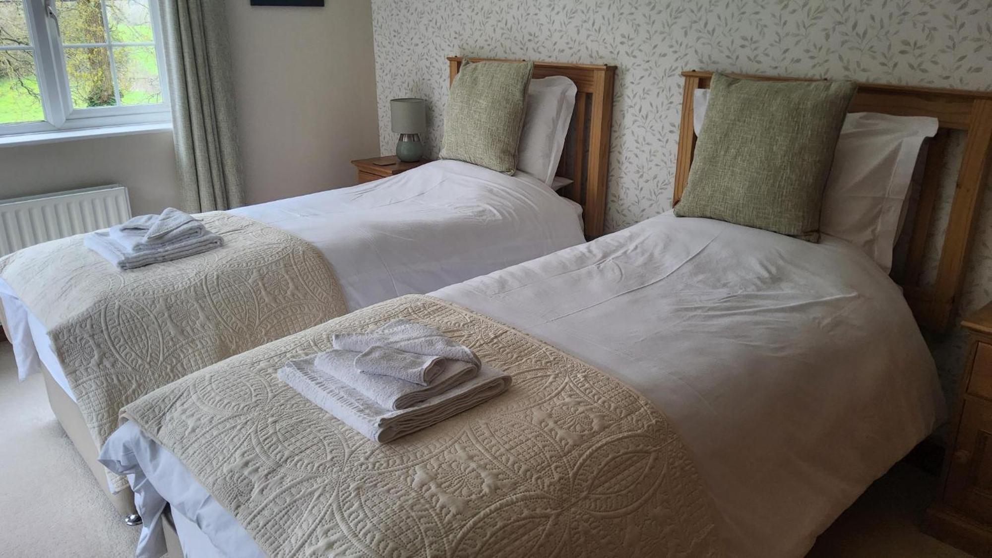 Ha'penny Acre Bed & Breakfast Sherfield English Bagian luar foto