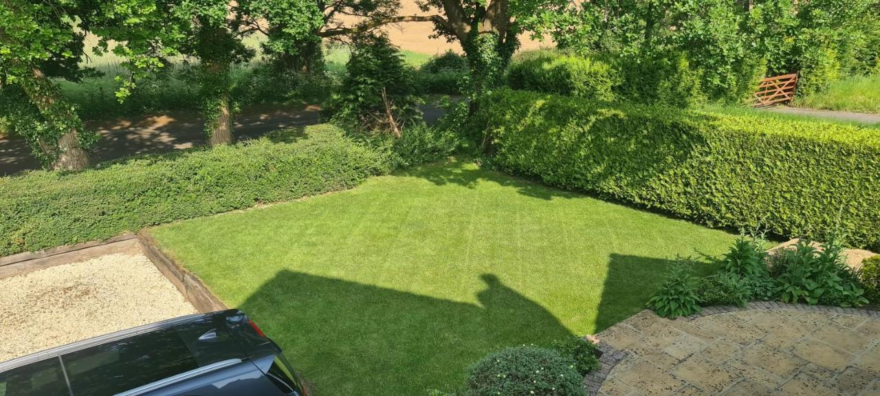 Ha'penny Acre Bed & Breakfast Sherfield English Bagian luar foto
